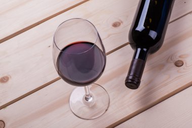 Ahşap üzerine kırmızı şarap