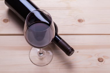 Ahşap üzerine kırmızı şarap