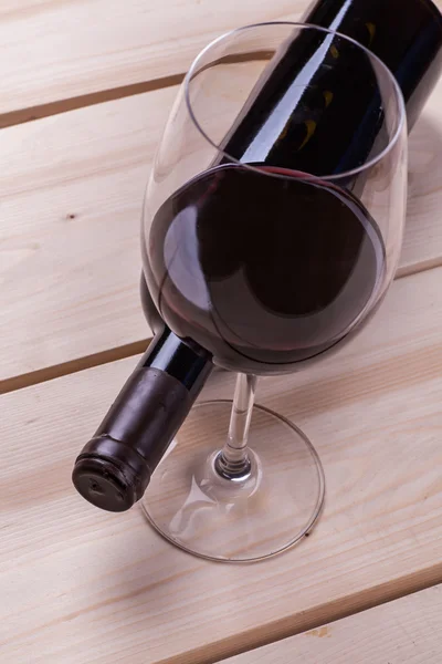 Red wine on wood — Stock Photo, Image