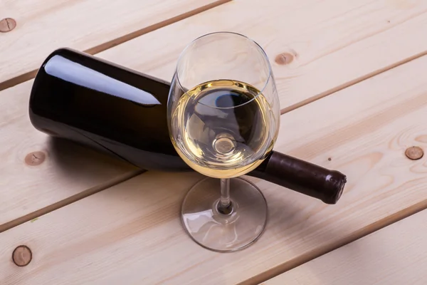 Vitt vin på trä — Stockfoto