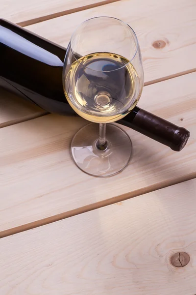 Vino blanco sobre madera — Foto de Stock