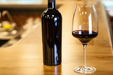 Kırmızı şarap bar counter