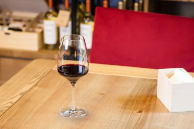 Barda bir bardak şarap.