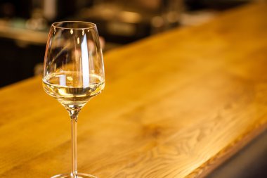 Beyaz bir barda şarap