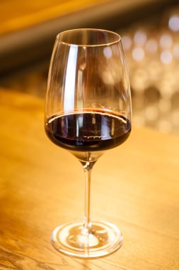 Barda kırmızı şarap