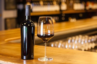 Barda kırmızı şarap