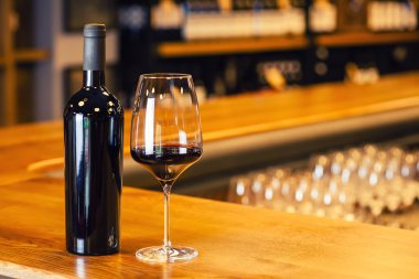 Barda kırmızı şarap