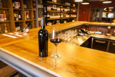 Barda kırmızı şarap