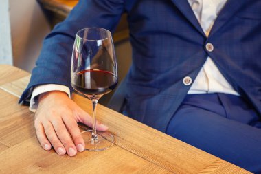 Kırmızı şarap içmek.