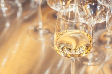 beyaz şarap bardakları