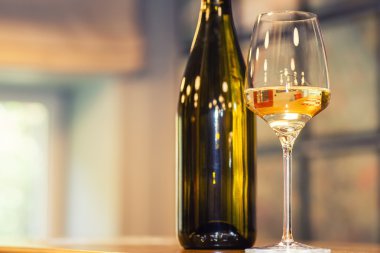 Beyaz bir barda şarap