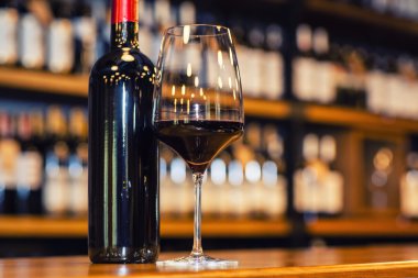 Barda kırmızı şarap