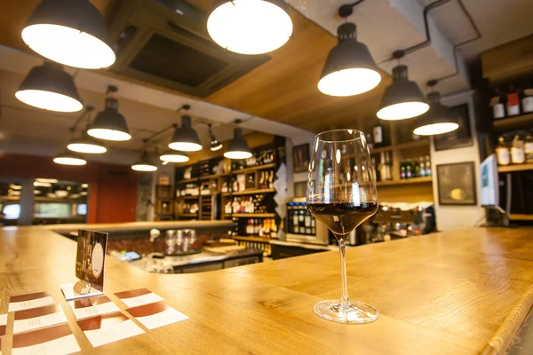 Glas vin i en bar — Stockfoto