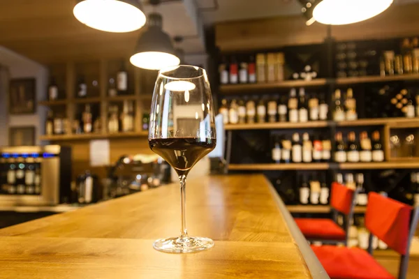 Copa de vino en un bar — Foto de Stock