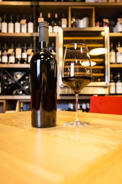 El vino tinto sobre la mesa — Foto de Stock