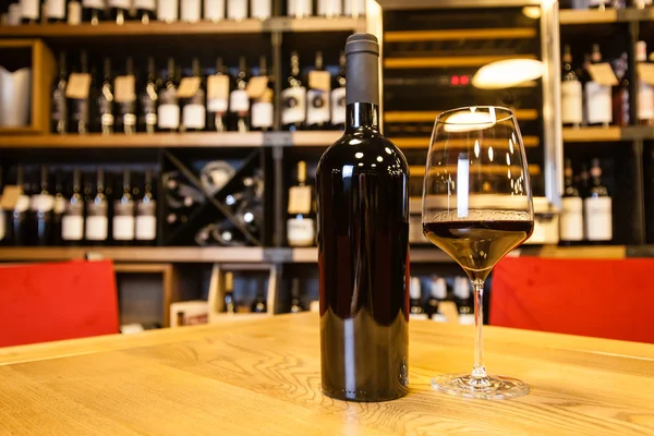 Masadaki kırmızı şarap.