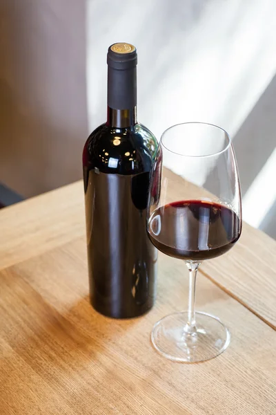 El vino sobre la mesa — Foto de Stock