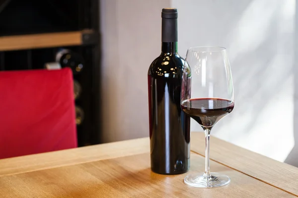 Bir masada şarap — Stok fotoğraf