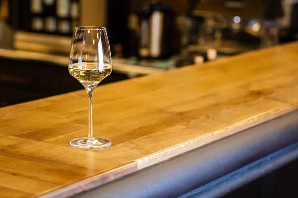 Vino blanco en un bar — Foto de Stock