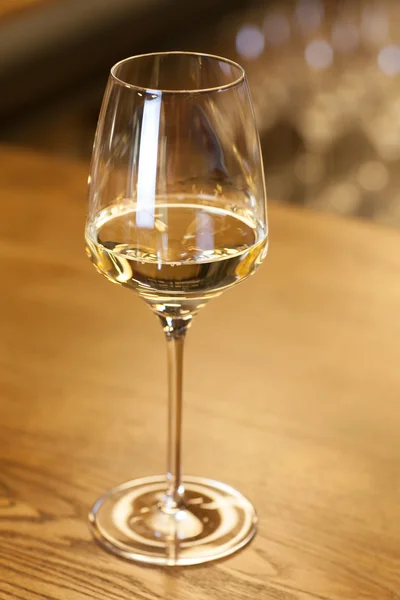 Vitt vin i en bar — Stockfoto