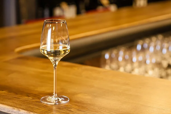 Vino blanco en un bar — Foto de Stock