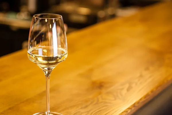 Vino blanco en un bar — Foto de Stock