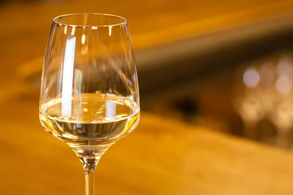 Белое вино в баре — стоковое фото