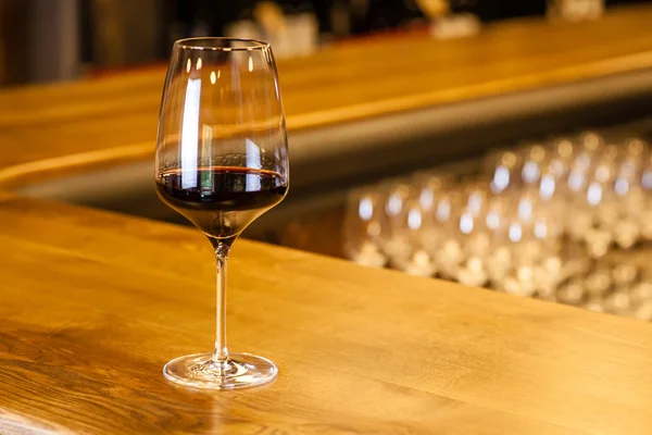 Vino tinto en un bar — Foto de Stock