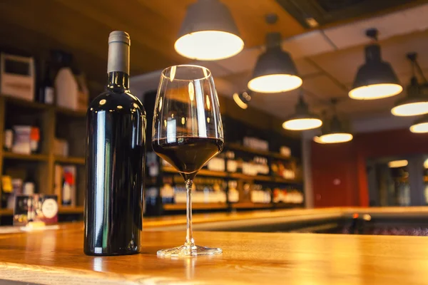 Vino tinto en un bar — Foto de Stock