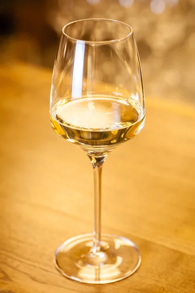 Vino bianco in un bar — Foto Stock