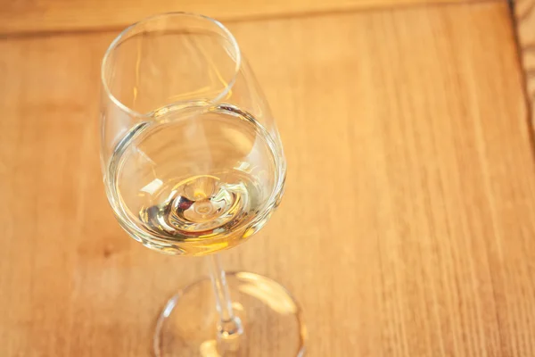 Λευκό κρασί σε ένα μπαρ — Φωτογραφία Αρχείου