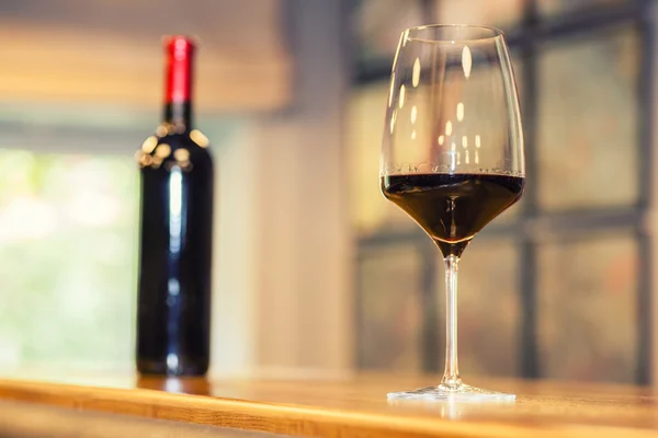 Красное вино в баре — стоковое фото
