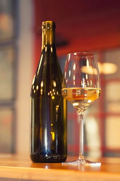 Beyaz bir barda şarap — Stok fotoğraf
