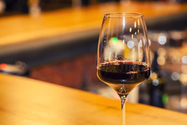 Barda kırmızı şarap