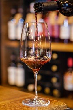 Kırmızı şarap dök.