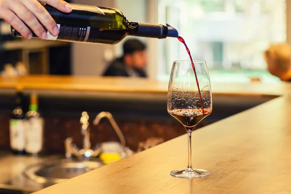 Pouring red wine — Stock Photo, Image