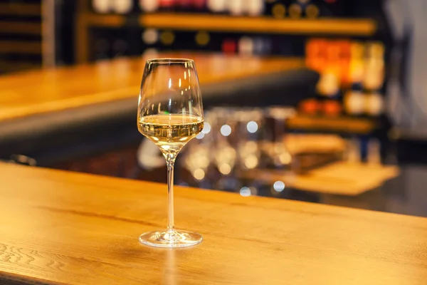 Vino blanco en un bar — Foto de Stock