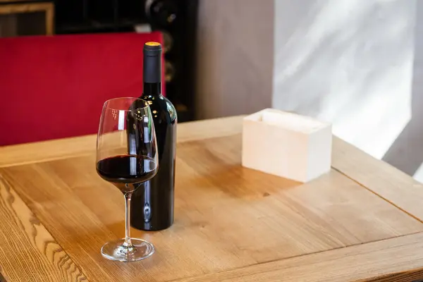 El vino sobre la mesa — Foto de Stock