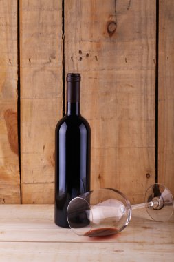 Ahşap üzerine kırmızı şarap