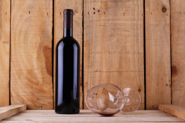 Ahşap üzerine kırmızı şarap