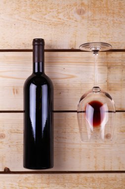 Ahşap üzerine kırmızı şarap