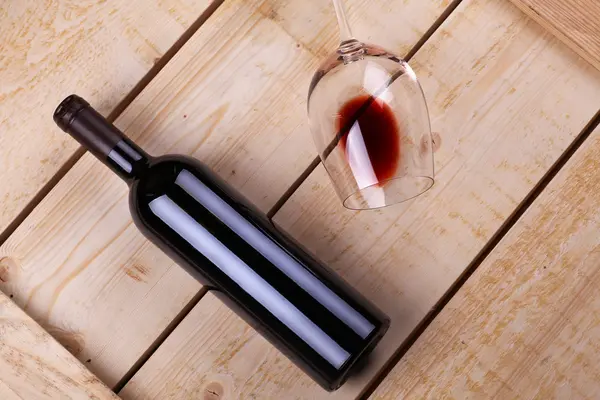 Red wine on wood — Stock Photo, Image