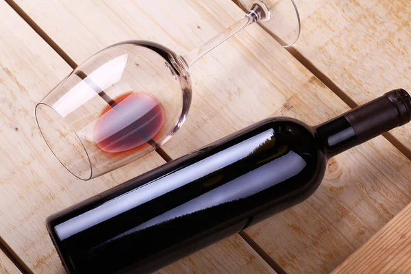 Red wine on wood — Stock Photo, Image