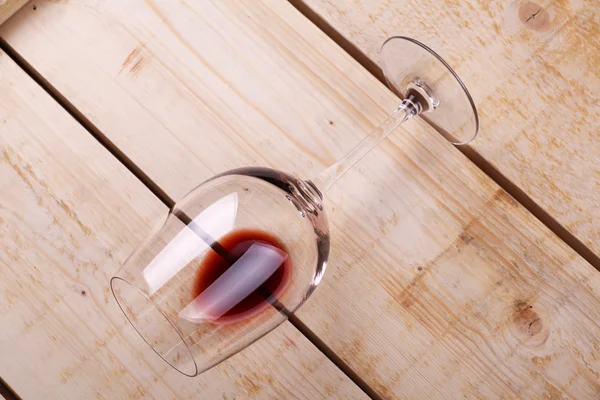 Ahşap üzerine kırmızı şarap — Stok fotoğraf