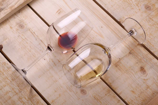 Copas de vino sobre madera — Foto de Stock