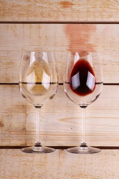 Verres à vin sur bois — Photo