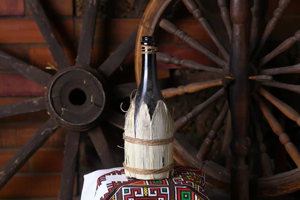 Traditionele fles wijn — Stockfoto