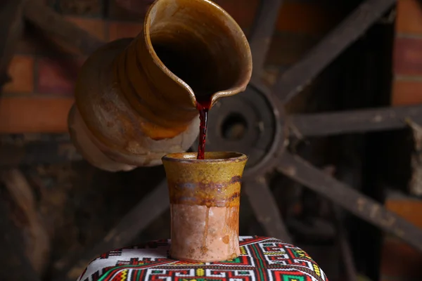 geleneksel şarap dökme