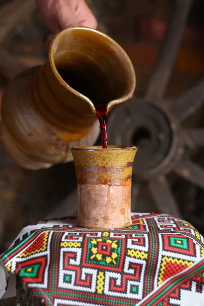 Vinho tradicional derramando — Fotografia de Stock