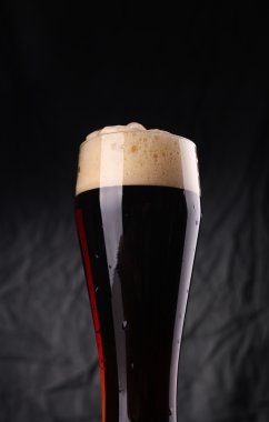 Bir bardak koyu bira.